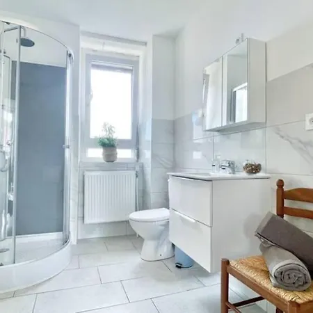 1 3p Ideal Famille Travail Renove Lumineux Parking Gratuit Apartment